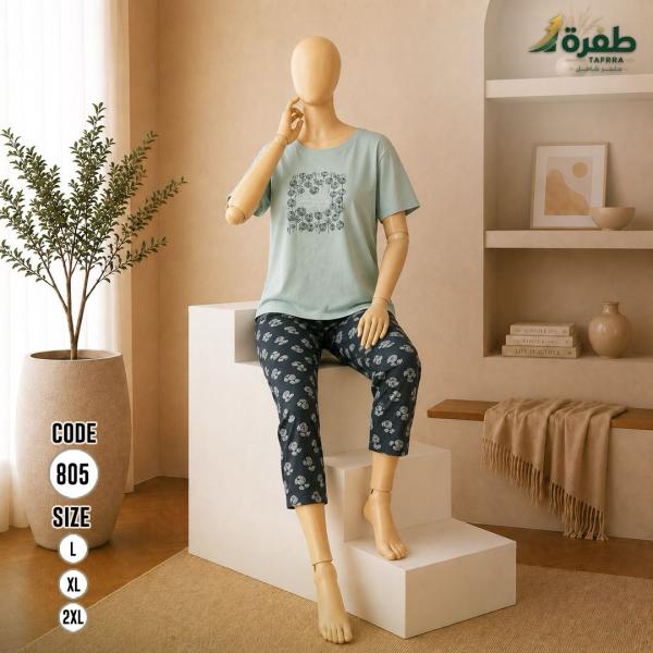 طقم نسائي كاجوال مريح بتصميم عصري وأنيق يناسب الاستخدام اليومي والراحة المنزلية. يتميز بخامة قطن ناعمة وخفيفة على البشرة تمنحك إحساسًا بالراحة طوال اليوم، مع تصميم عملي يجمع بين البساطة والأناقة